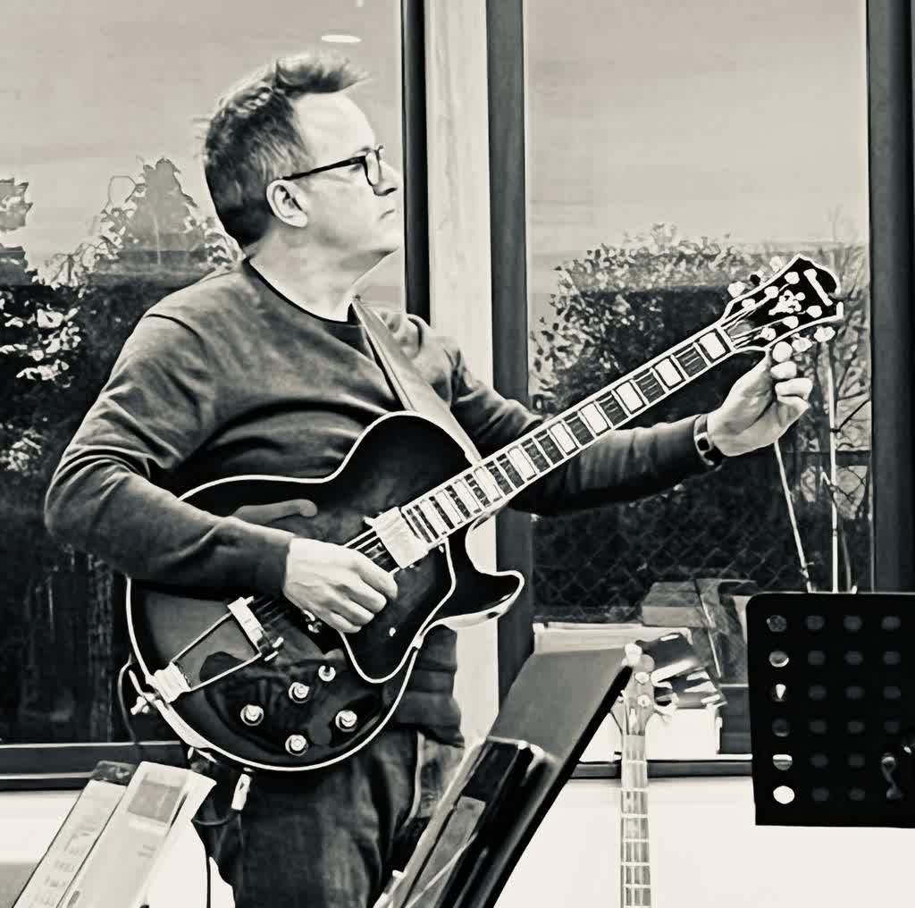 Gerald Roberts, guitar