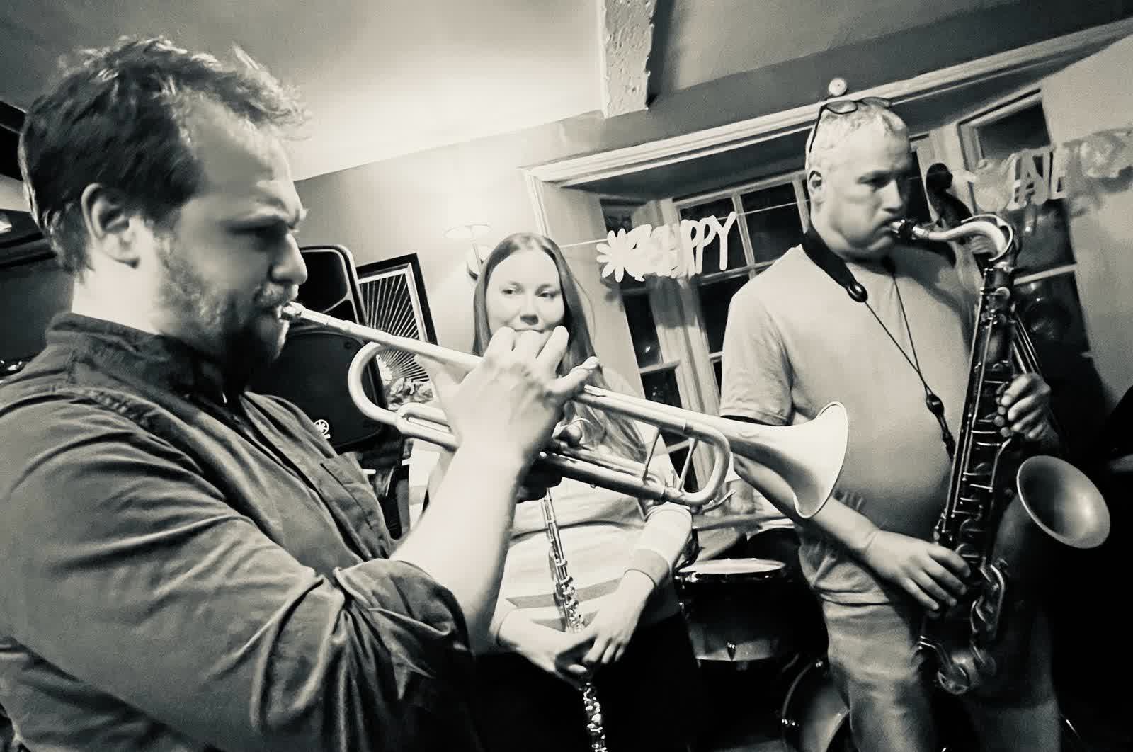 Intense trumpet- and sax-face